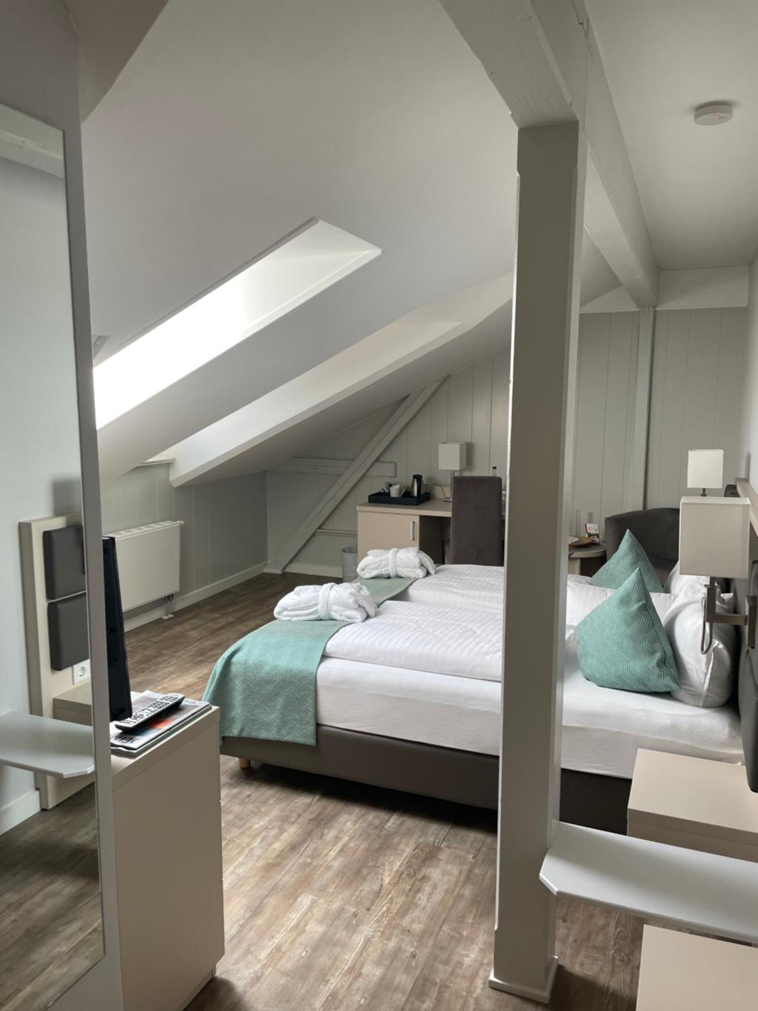 Double Room,1742567424:JPEG